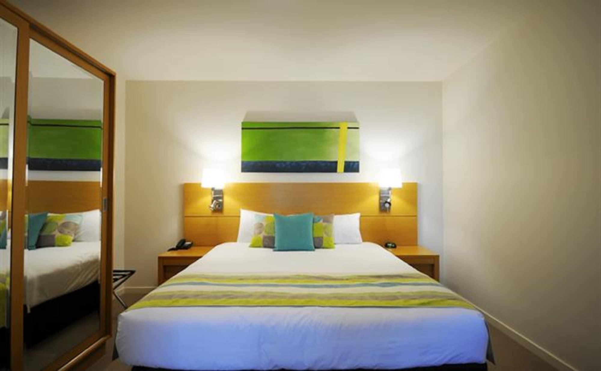Ramada By Wyndham הרווי ביי מראה חיצוני תמונה A bedroom at the hotel