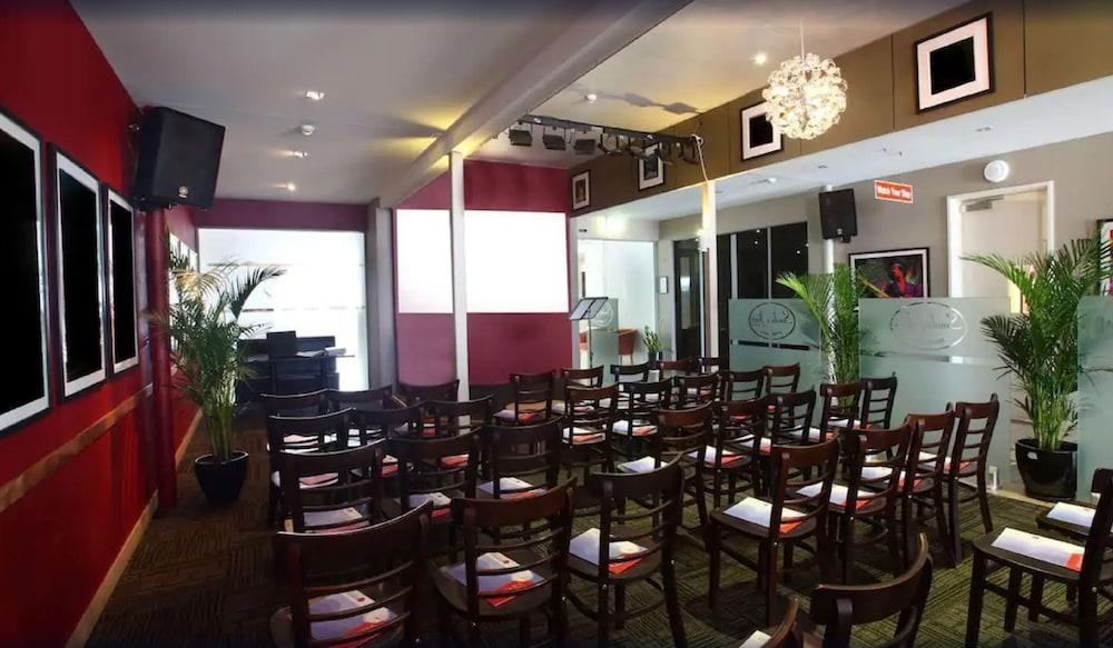 Ramada By Wyndham הרווי ביי מראה חיצוני תמונה The interior of the restaurant