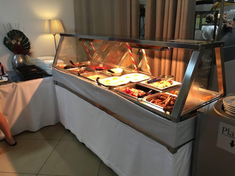 Ramada By Wyndham הרווי ביי מראה חיצוני תמונה A chafing dish buffet