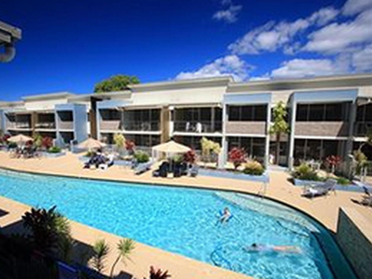 Ramada By Wyndham הרווי ביי מראה חיצוני תמונה The pool at the hotel