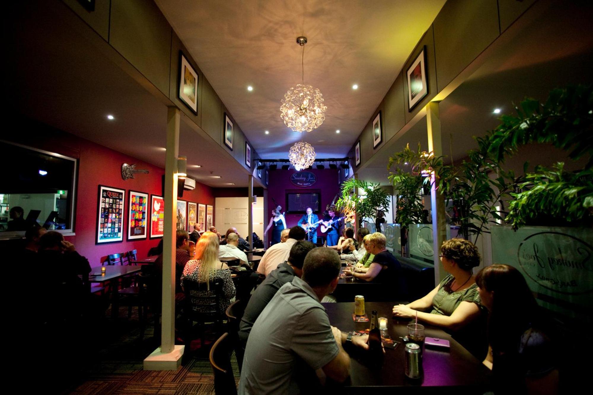 Ramada By Wyndham הרווי ביי מסעדה תמונה The interior of the restaurant