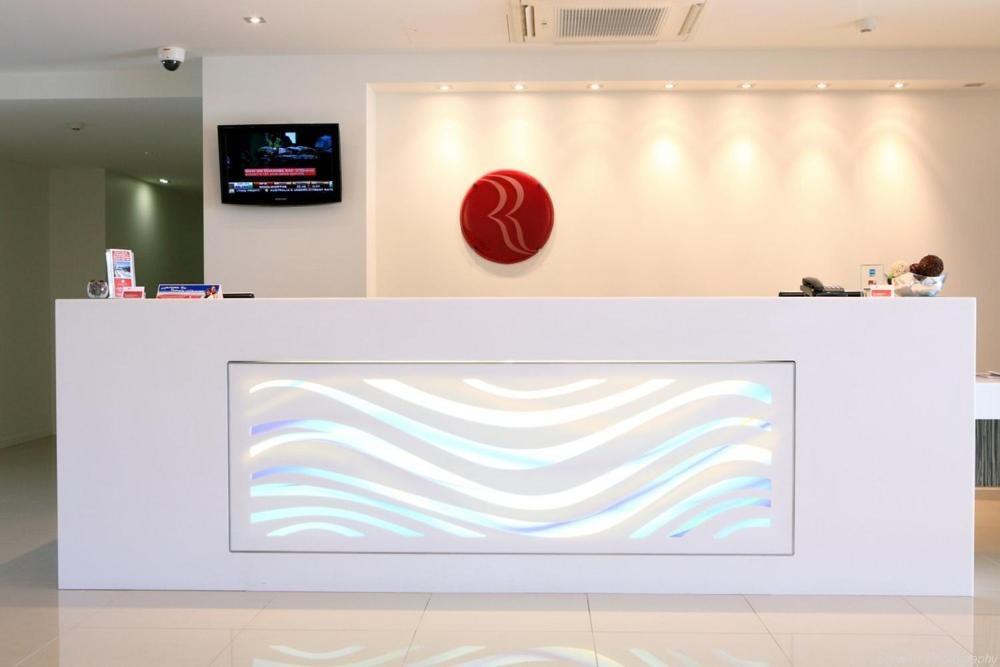 Ramada By Wyndham הרווי ביי מראה פנימי תמונה Reception desk at the hotel