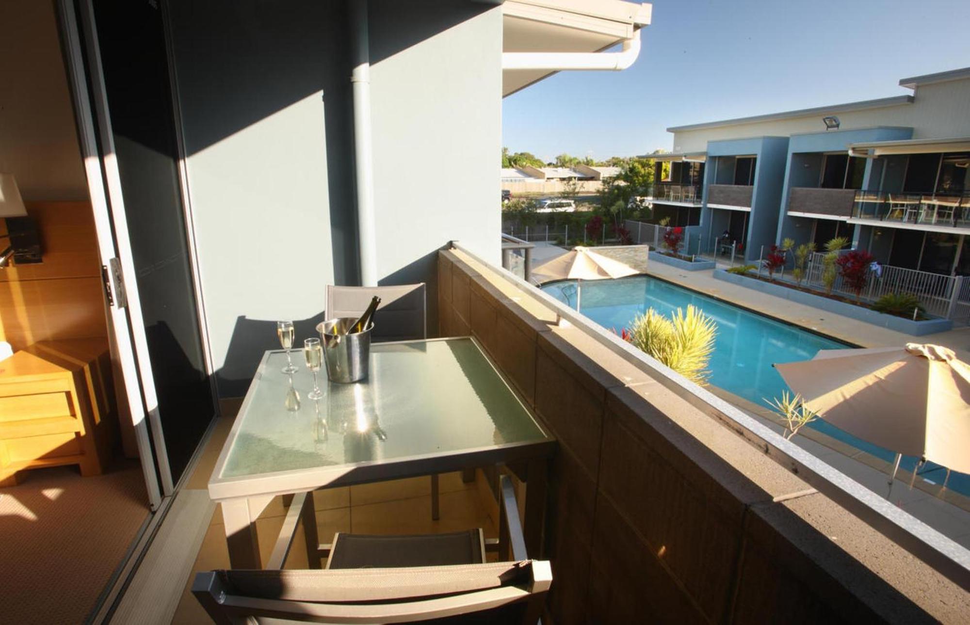 Ramada By Wyndham הרווי ביי מראה חיצוני תמונה A balcony