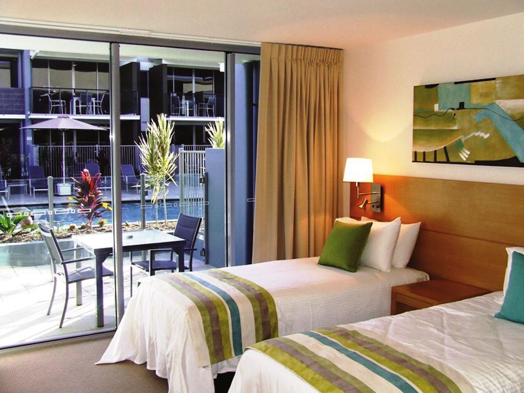 Ramada By Wyndham הרווי ביי מראה חיצוני תמונה A room at the Mantra Crown Towers
