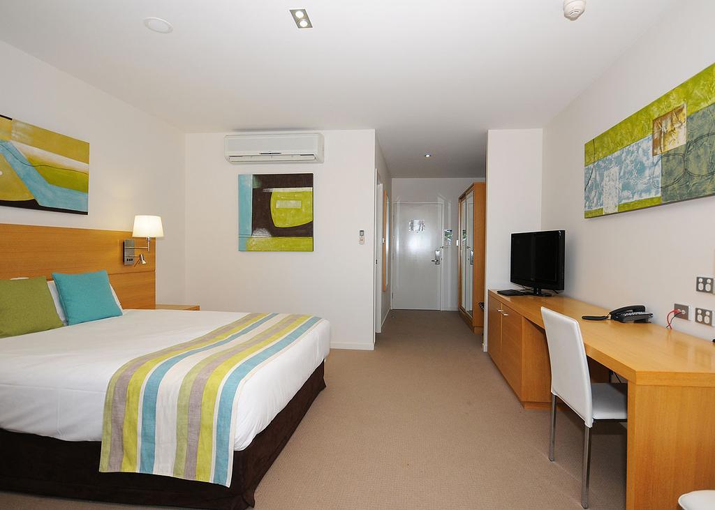 Ramada By Wyndham הרווי ביי מראה חיצוני תמונה A typical hotel room
