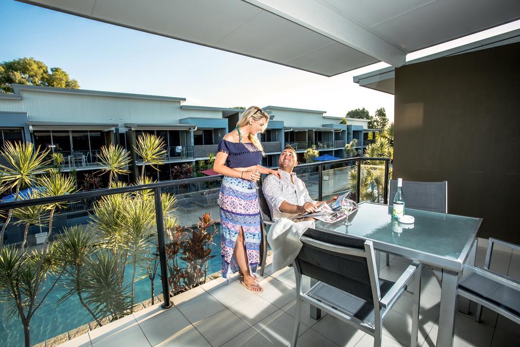 Ramada By Wyndham הרווי ביי מראה חיצוני תמונה A balcony at a resort