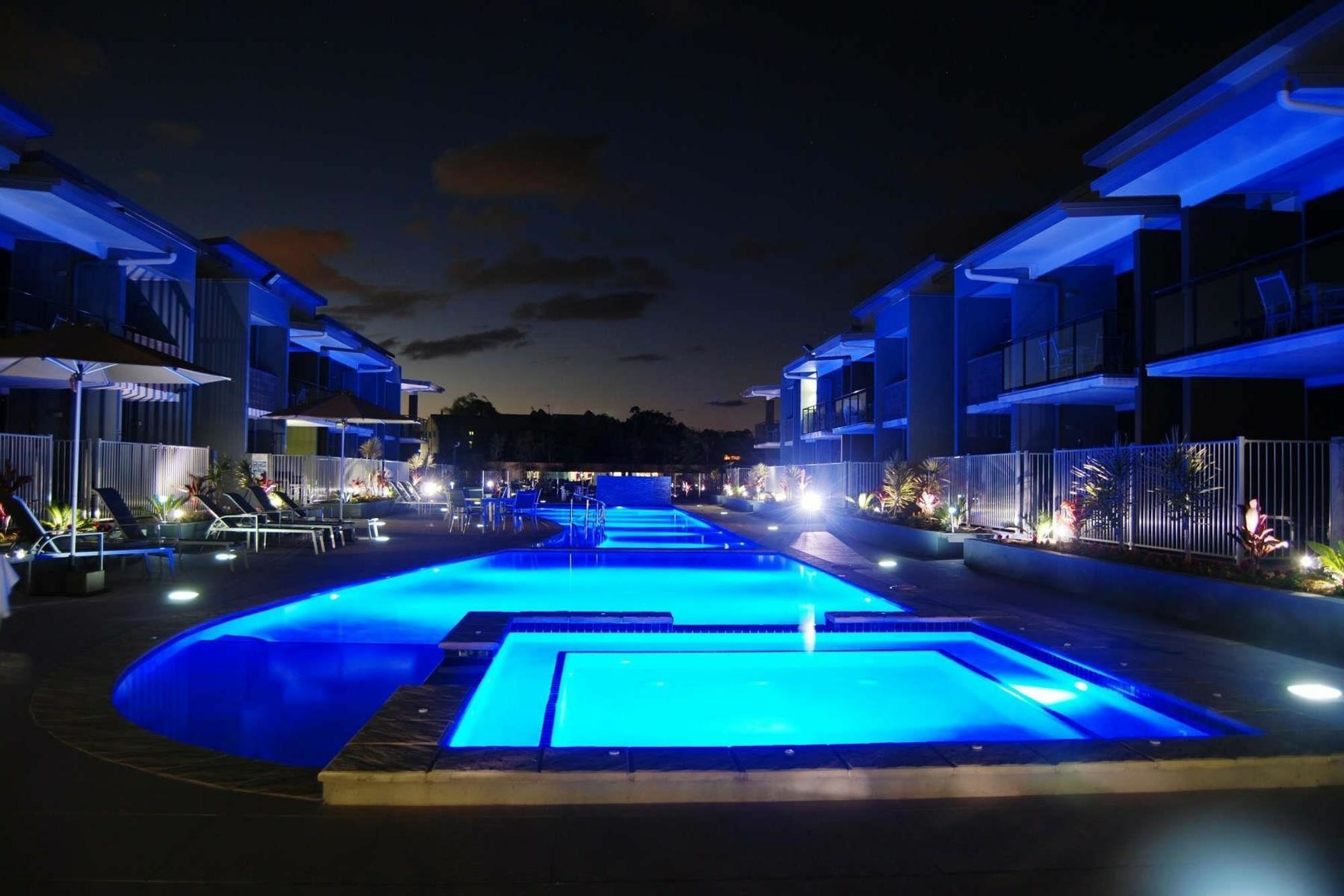 Ramada By Wyndham הרווי ביי מראה חיצוני תמונה The pool at the Blue Sky Inn