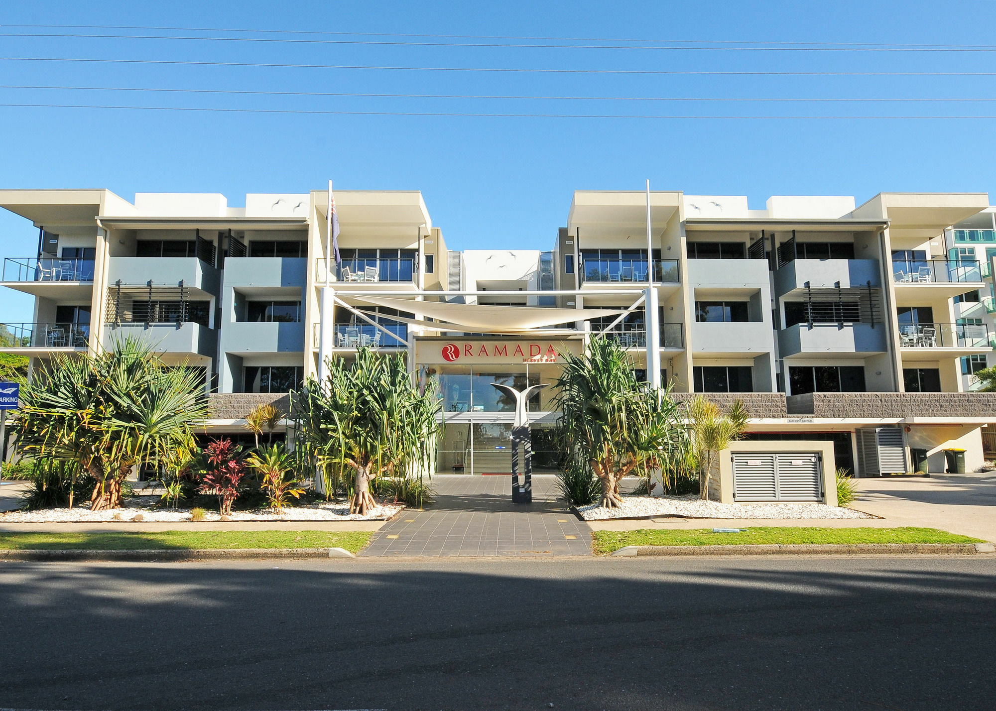 Ramada By Wyndham הרווי ביי מראה חיצוני תמונה The entrance to the complex
