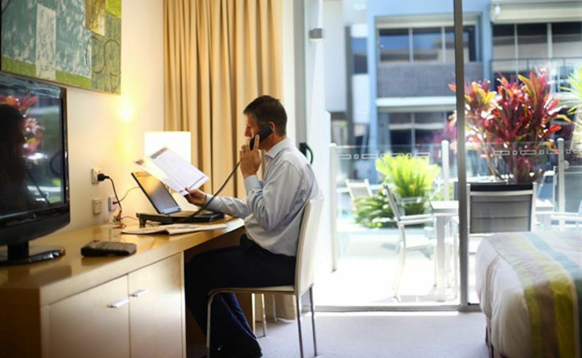 Ramada By Wyndham הרווי ביי מראה חיצוני תמונה A business traveller working in a hotel room